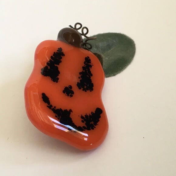Art Glass Or Resin Pumpkin Jack O Lantern Brooch Pin Halloween Fall - Picture 2 of 4